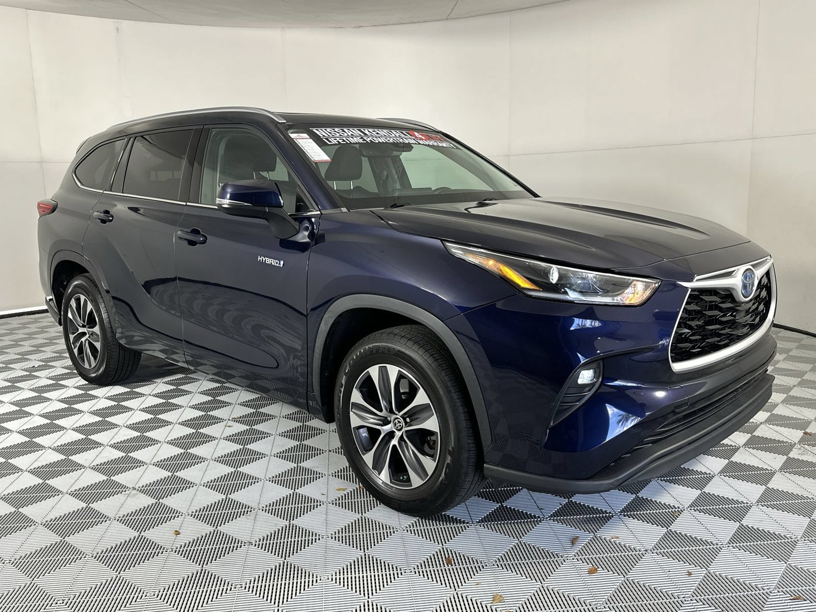 Used 2021 Toyota Highlander XLE FWD image 2