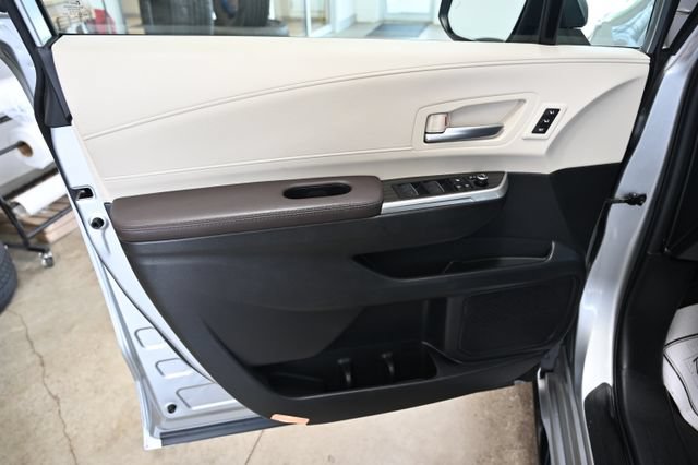 Used 2023 Toyota Sienna Platinum AWD/4WD image 32