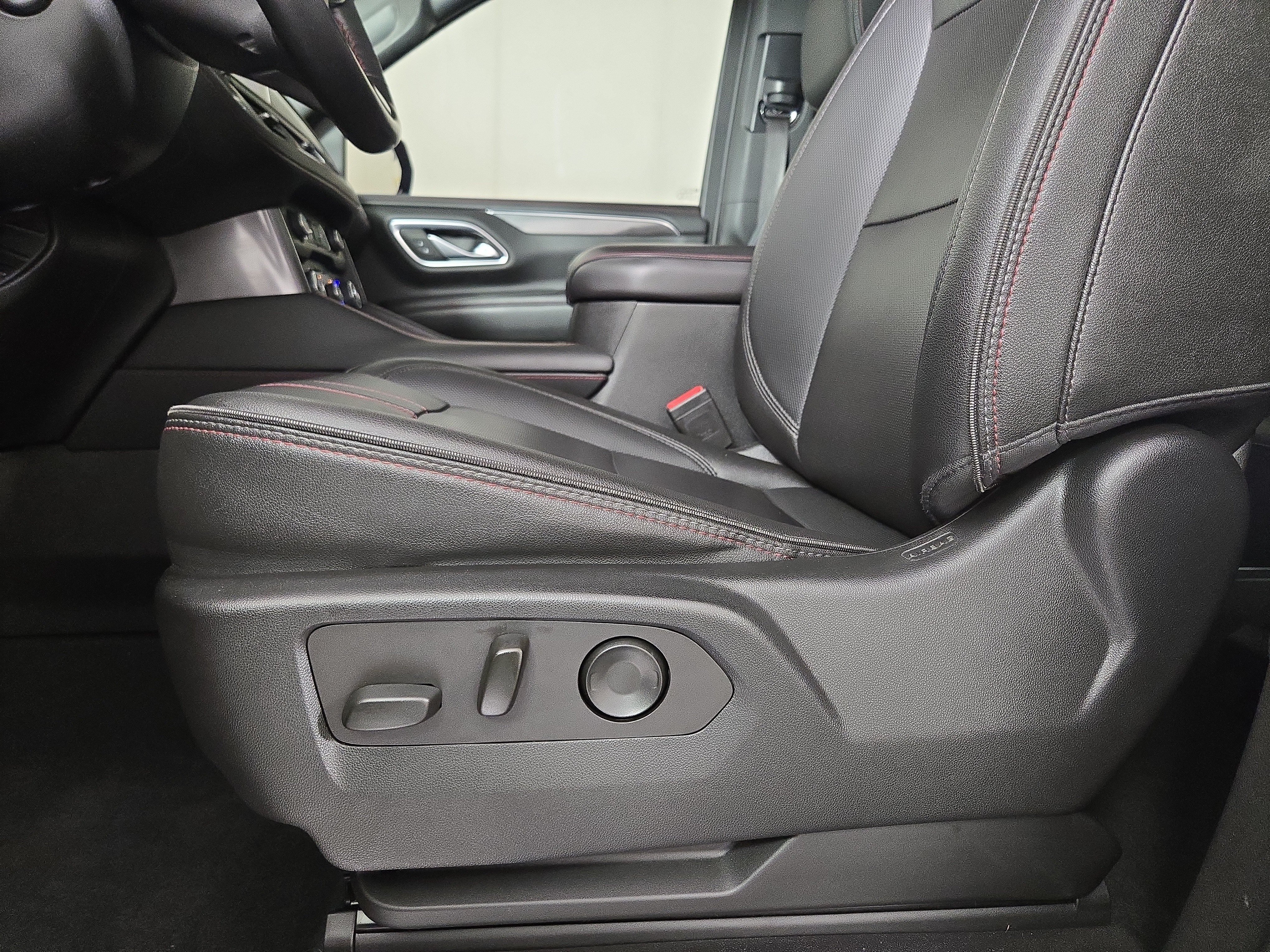 Used 2022 Chevrolet Tahoe RST w/ Luxury Package AWD/4WD image 31