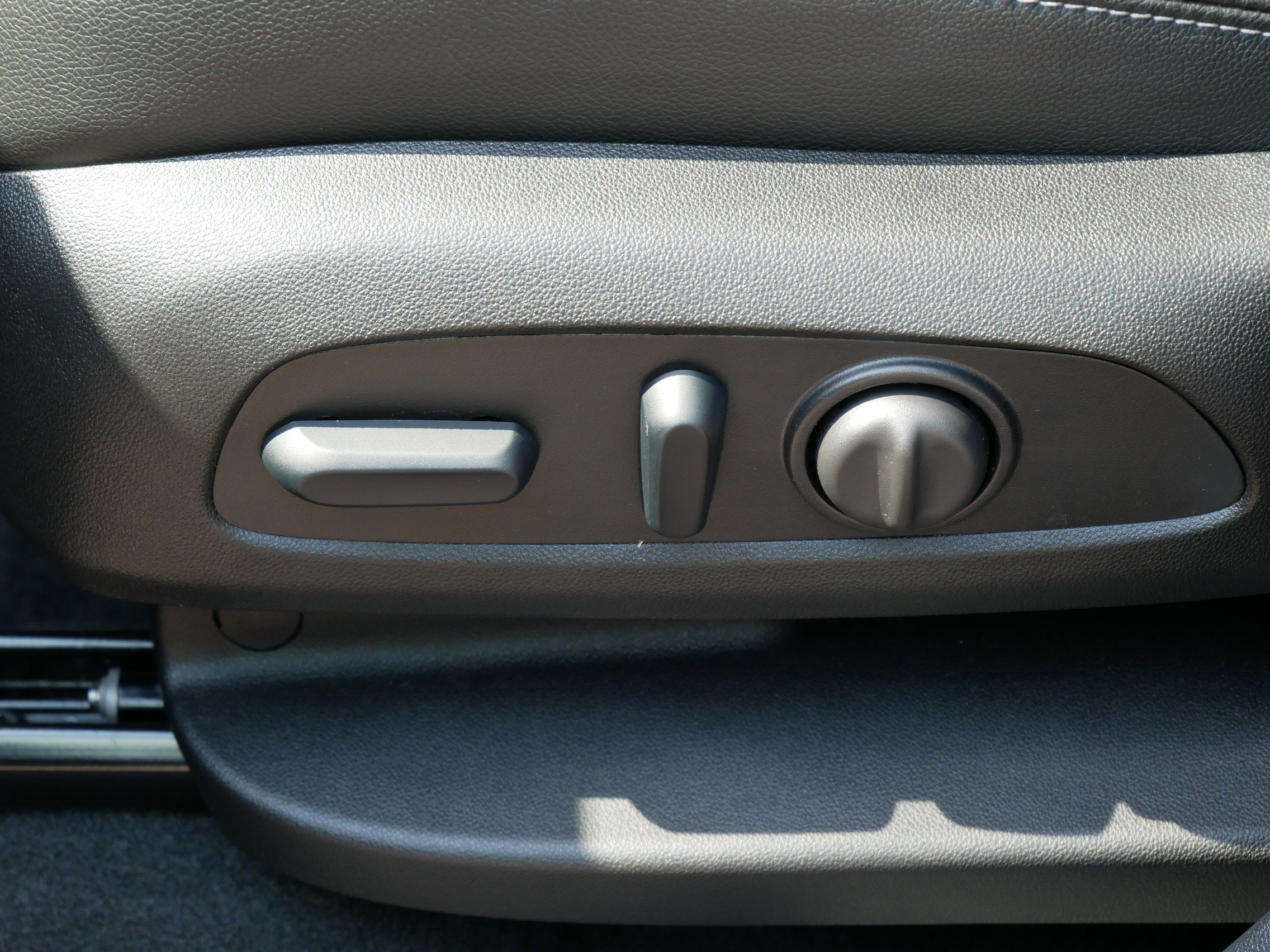 Used 2024 GMC Terrain SLT w/ Infotainment Package II image 16