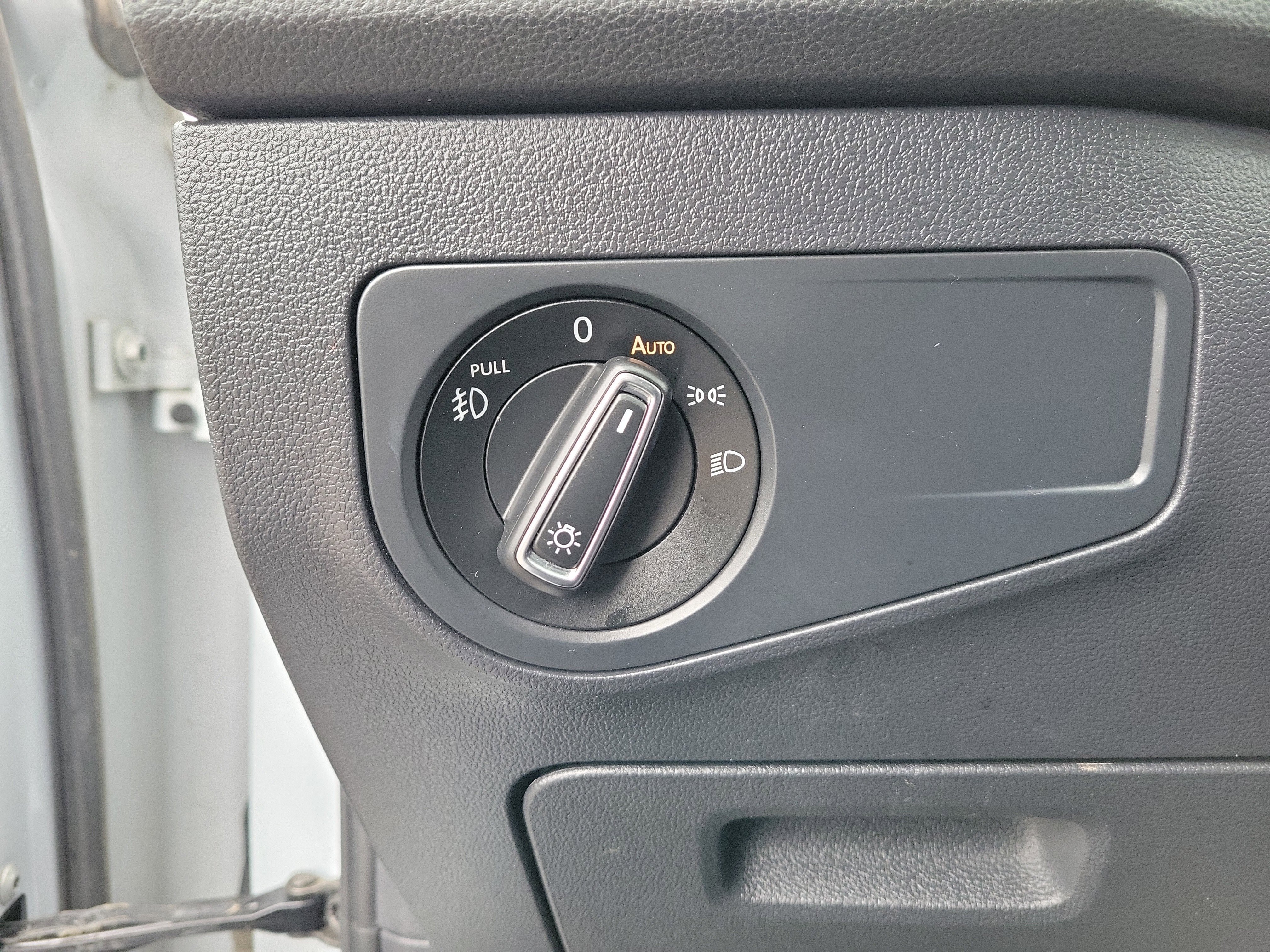 Used 2018 Volkswagen Tiguan SEL AWD/4WD image 22