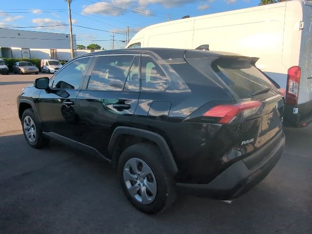 Used 2022 Toyota RAV4 LE AWD/4WD image 3
