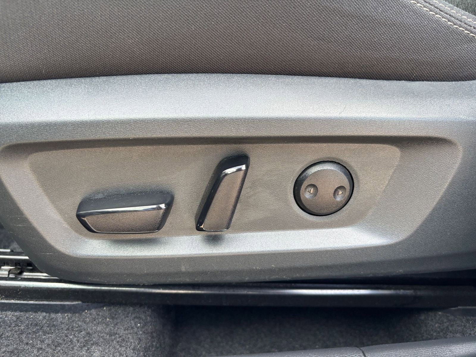 Used 2025 Nissan Rogue SV FWD image 22