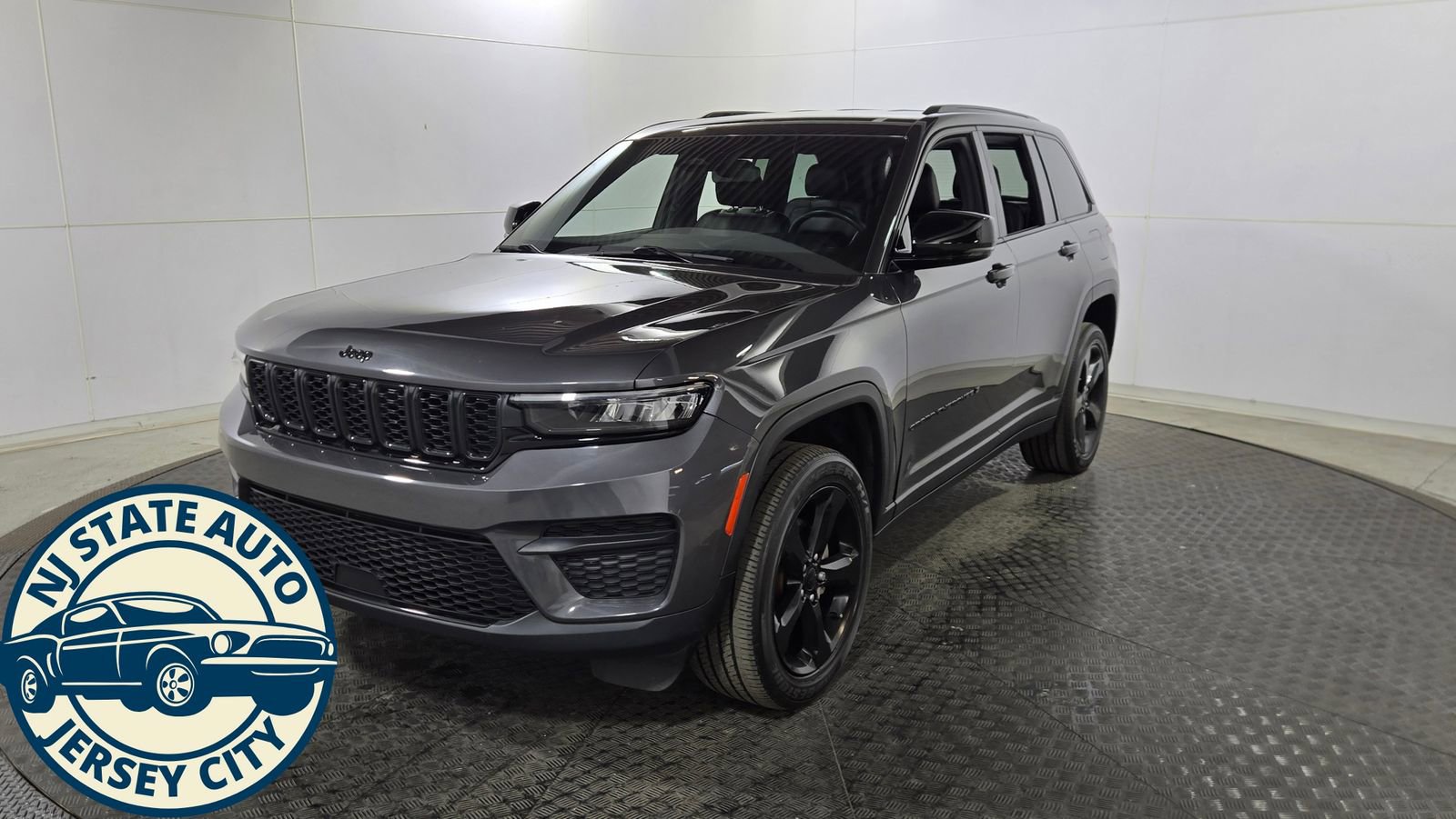 Used 2023 Jeep Grand Cherokee Altitude image 3