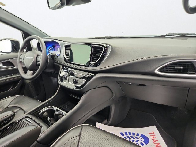 Used 2025 Chrysler Pacifica Limited FWD image 32