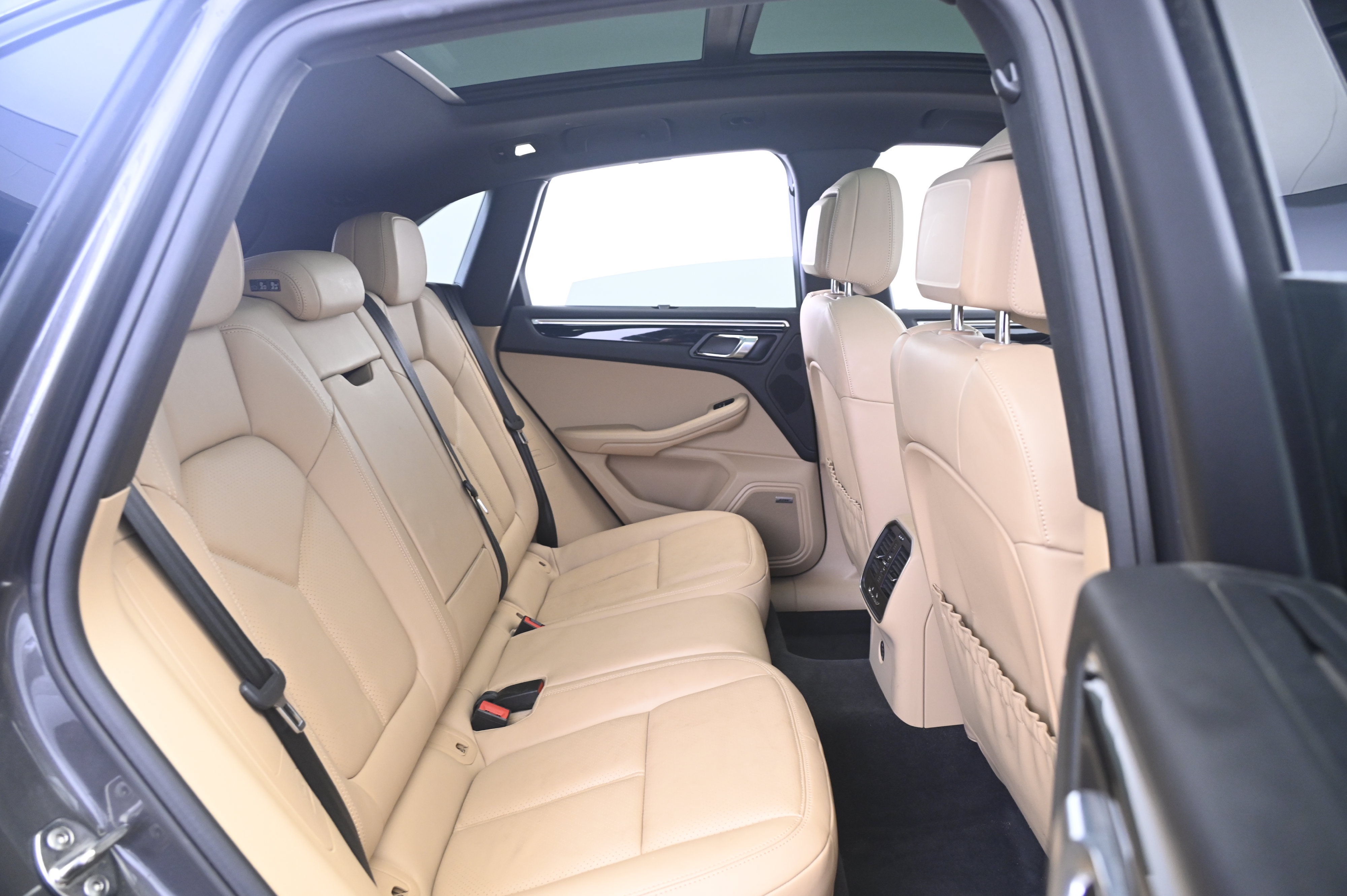 Used 2018 Porsche Macan AWD/4WD image 18