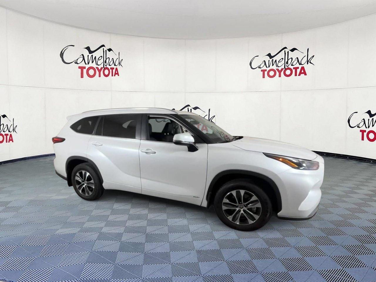 Used 2026 Toyota Highlander XLE AWD/4WD image 2