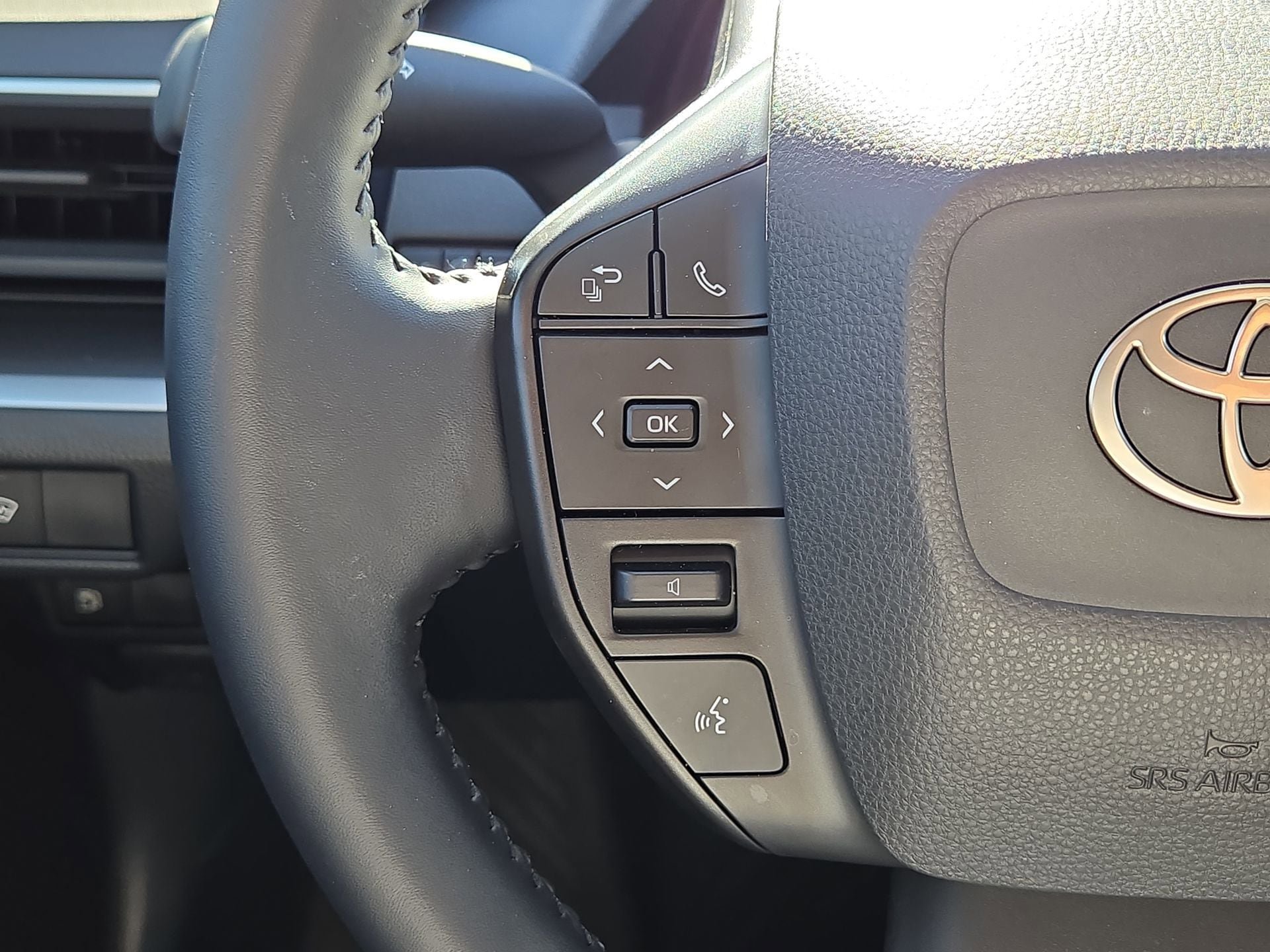 Used 2025 Toyota Prius LE FWD image 21