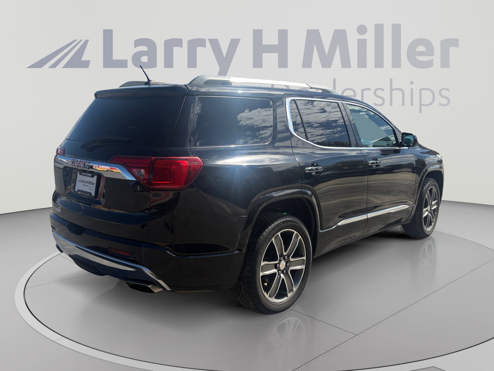 Used 2017 GMC Acadia Denali w/ Technology Package FWD image 5