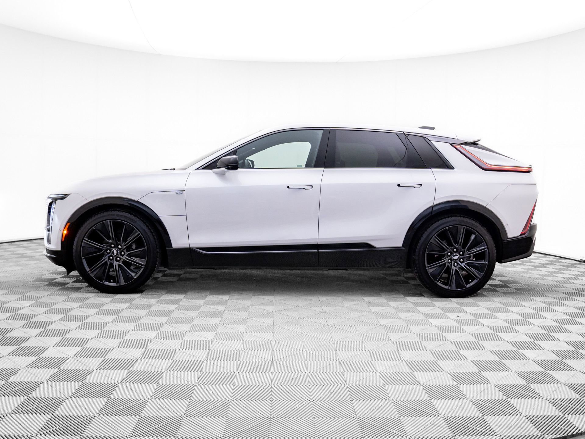 Used 2024 Cadillac Lyriq Sport image 2