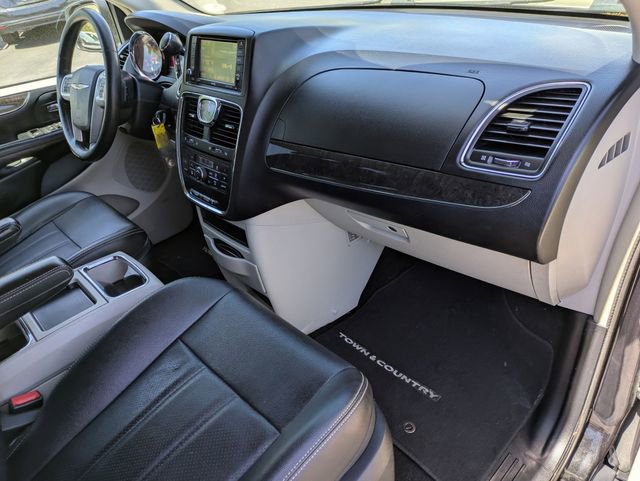 Used 2016 Chrysler Town & Country Touring-L w/ Driver Convenience Group FWD image 30