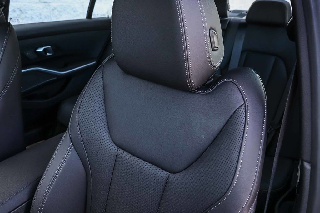 Used 2025 BMW 330i Sedan w/ Premium Package image 28