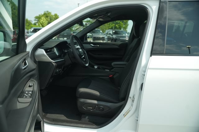 New 2026 Jeep Grand Cherokee L Laredo w/ MOPAR Finishing Package AWD/4WD image 9