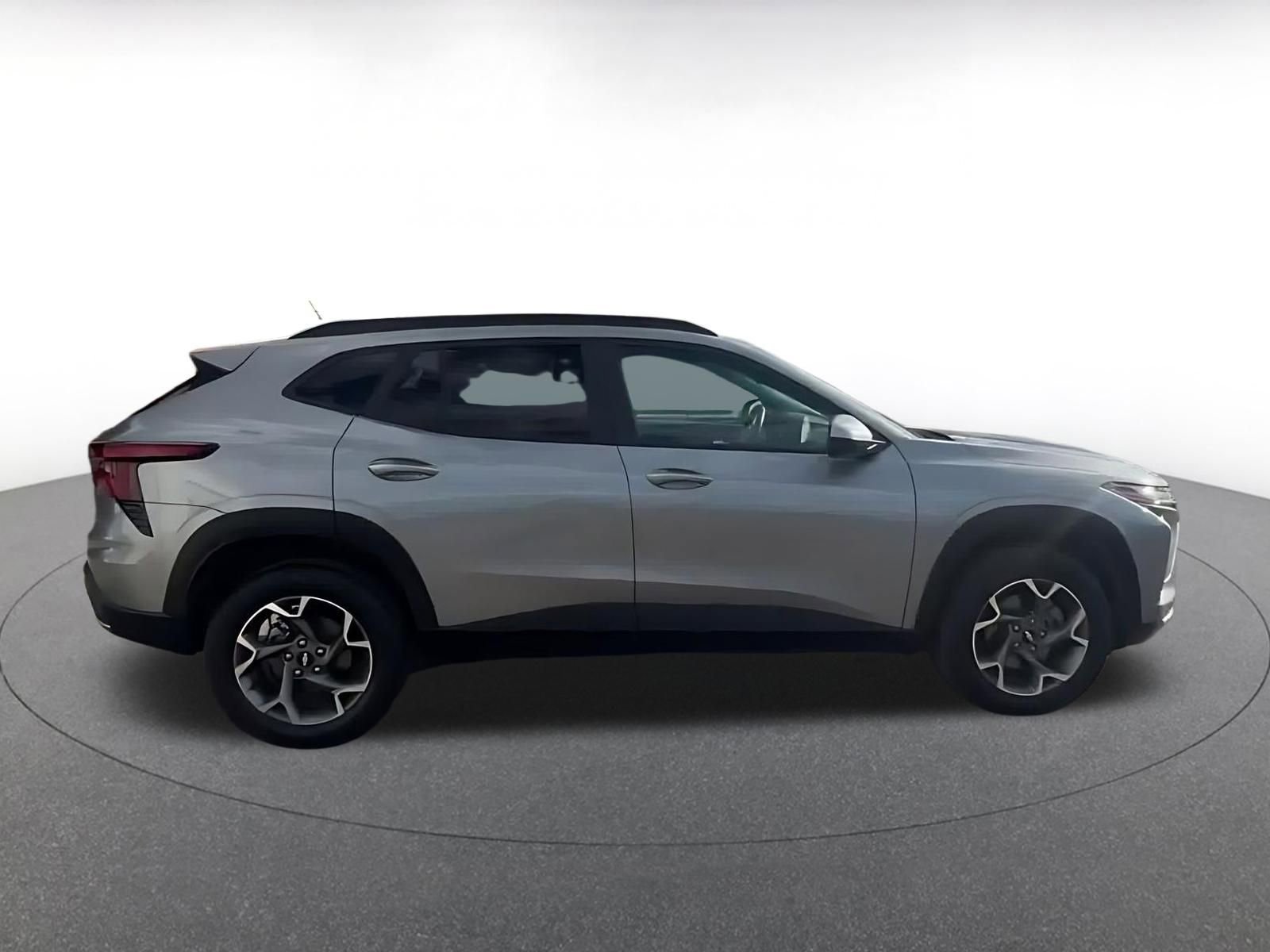 Used 2025 Chevrolet Trax LT FWD image 16