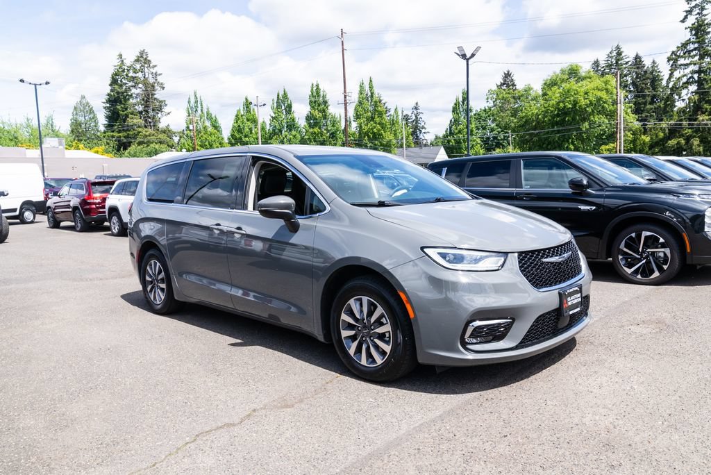 Used 2023 Chrysler Pacifica Touring-L FWD image 24