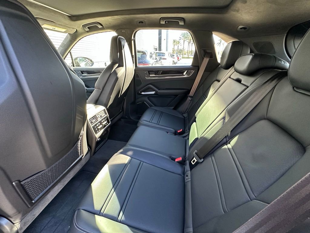 Used 2025 Porsche Cayenne Turbo image 35