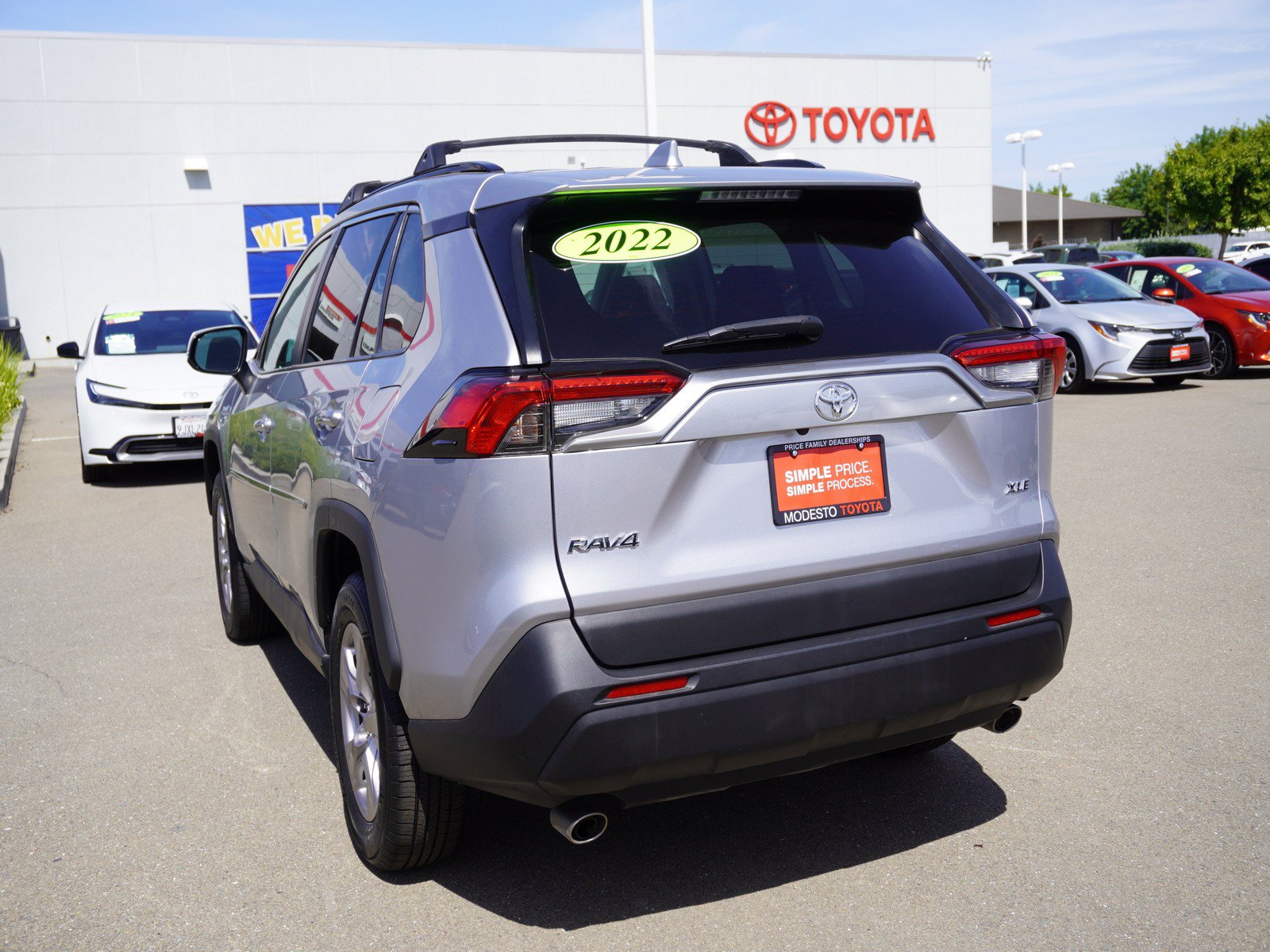 Used 2022 Toyota RAV4 XLE w/ Convenience Package FWD image 8
