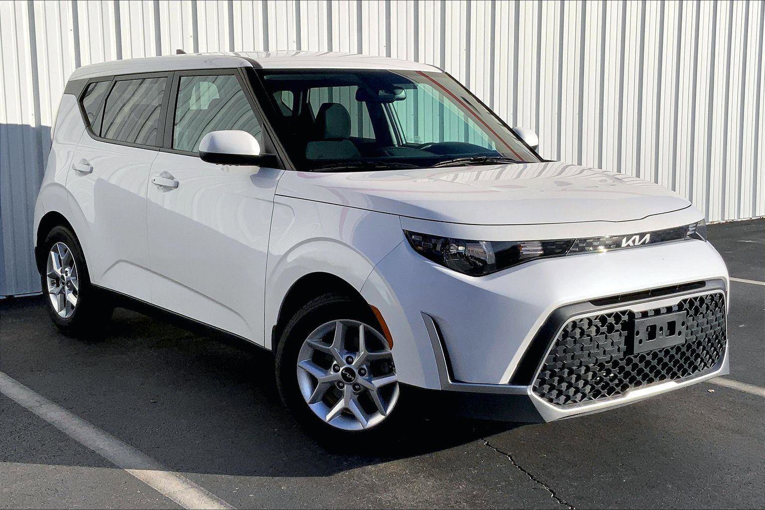Used 2023 Kia Soul S image 2