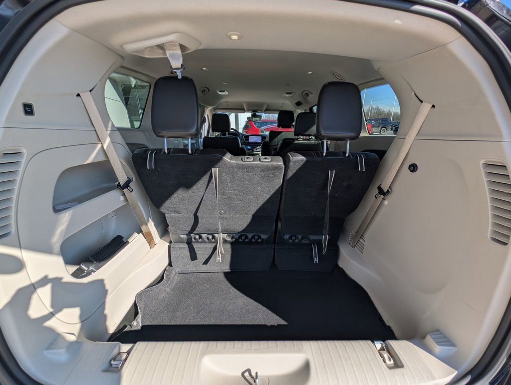 Used 2024 Chrysler Pacifica Touring-L FWD image 12