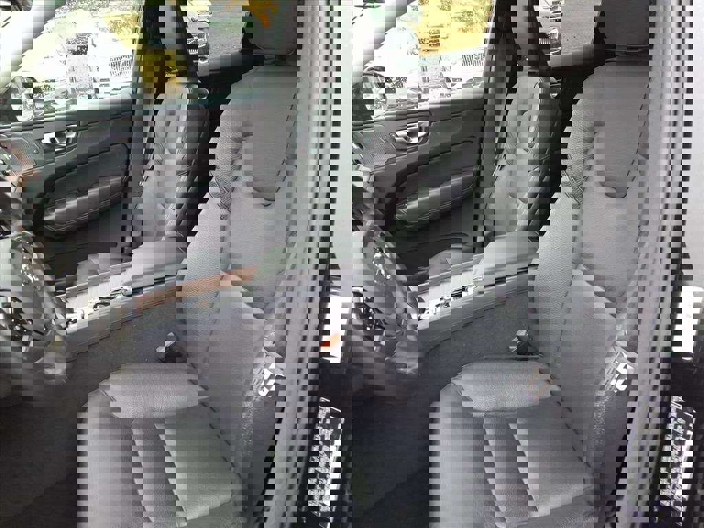 Used 2024 Volvo XC60 B5 Plus image 18