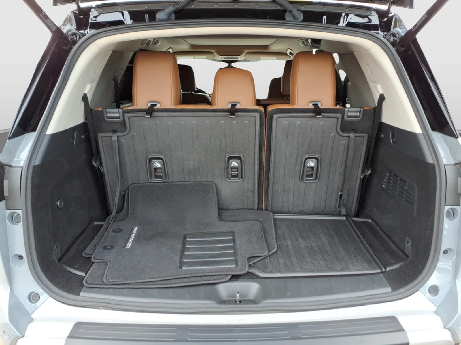 Certified 2025 Nissan Pathfinder Platinum w/ Black Appearance Package AWD/4WD image 28