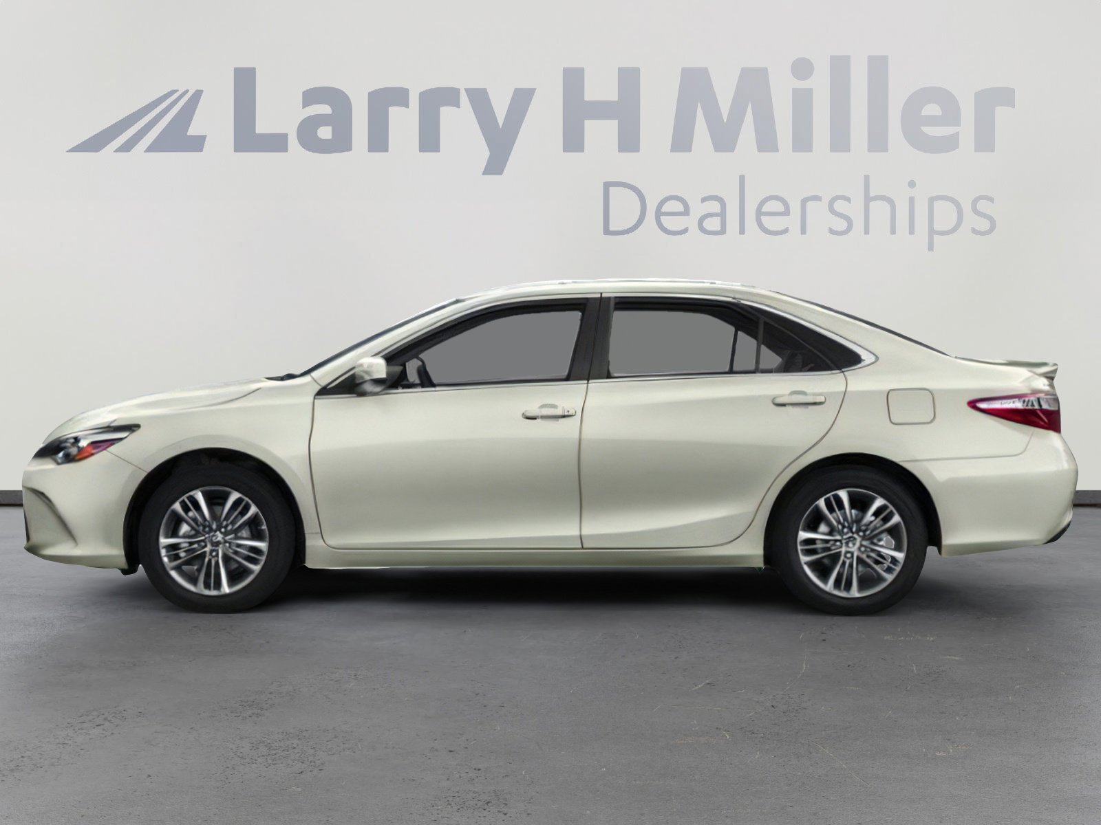 Used 2015 Toyota Camry SE FWD image 3