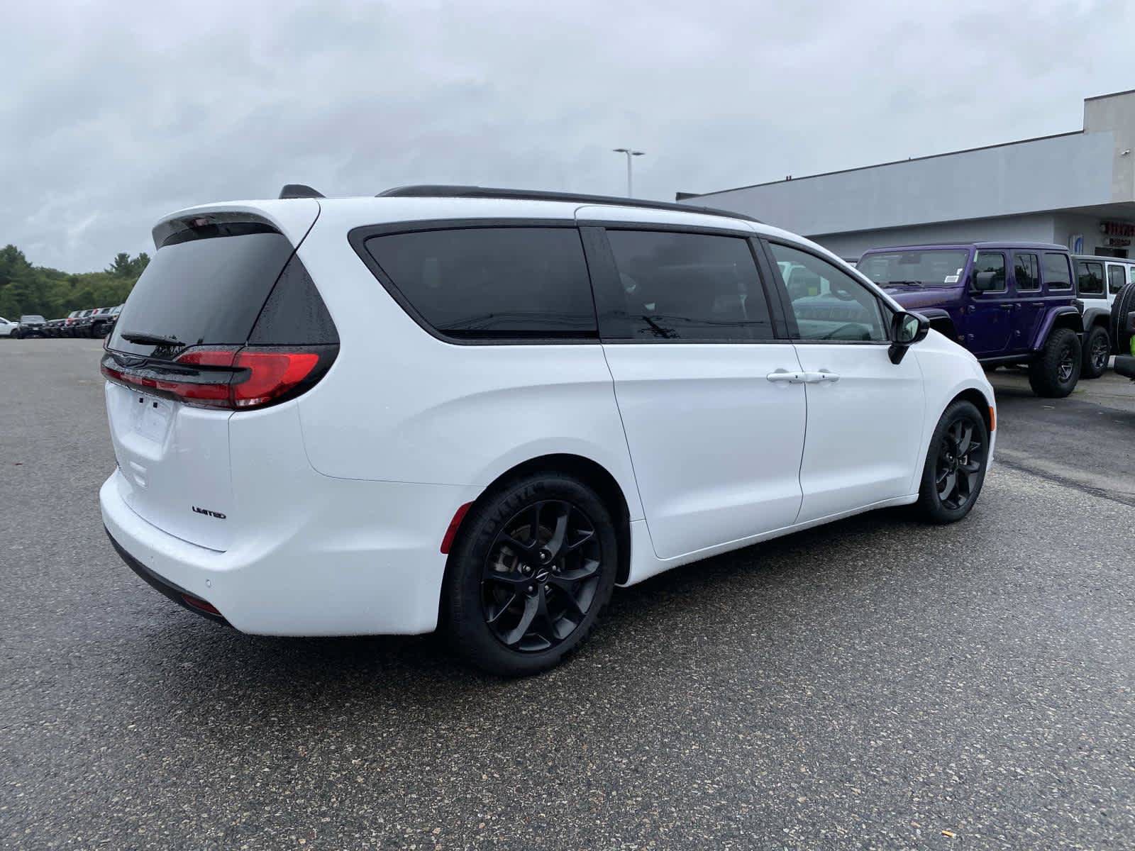 Used 2025 Chrysler Pacifica Limited FWD image 3