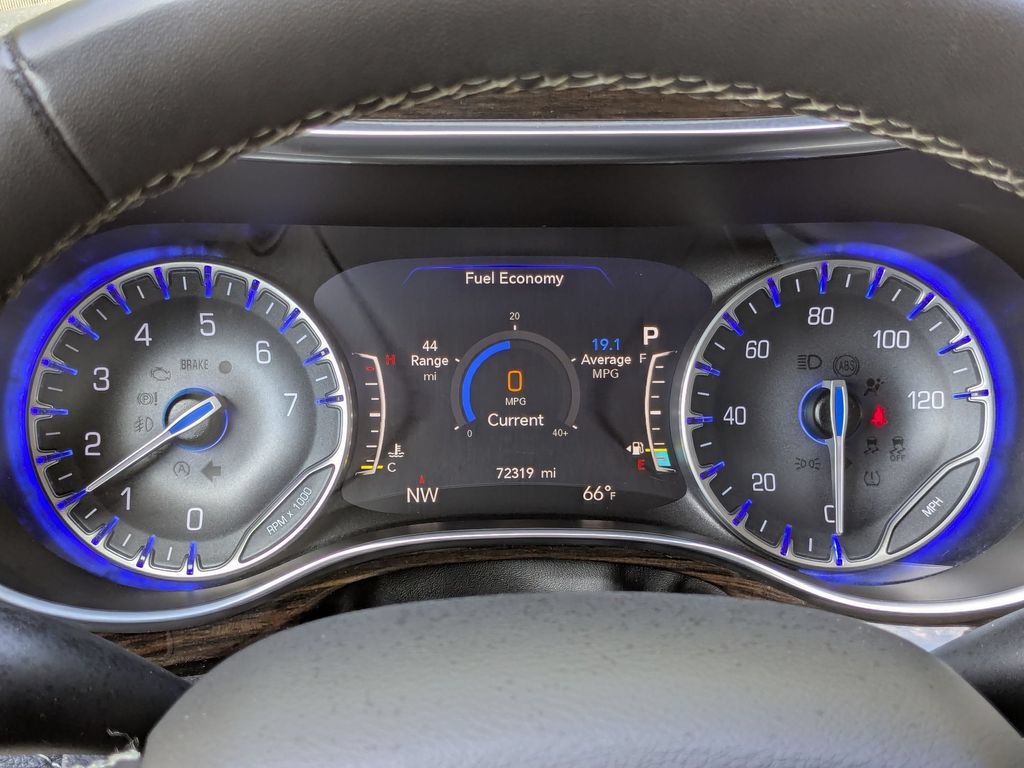 Used 2023 Chrysler Pacifica Limited FWD image 18