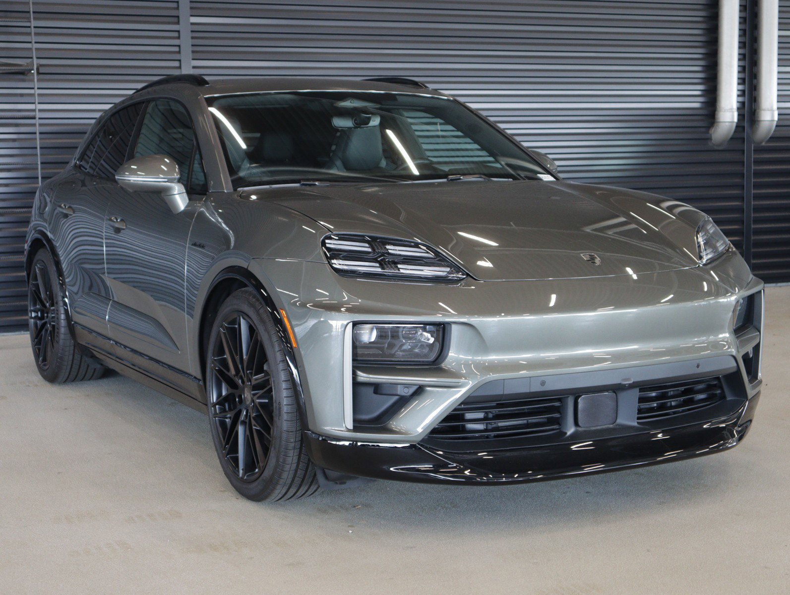 Used 2025 Porsche Macan Turbo Electric AWD/4WD image 7