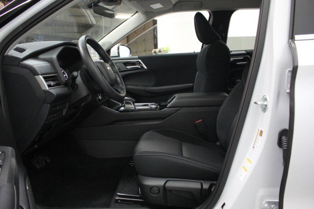 New 2026 Mitsubishi Outlander ES image 6