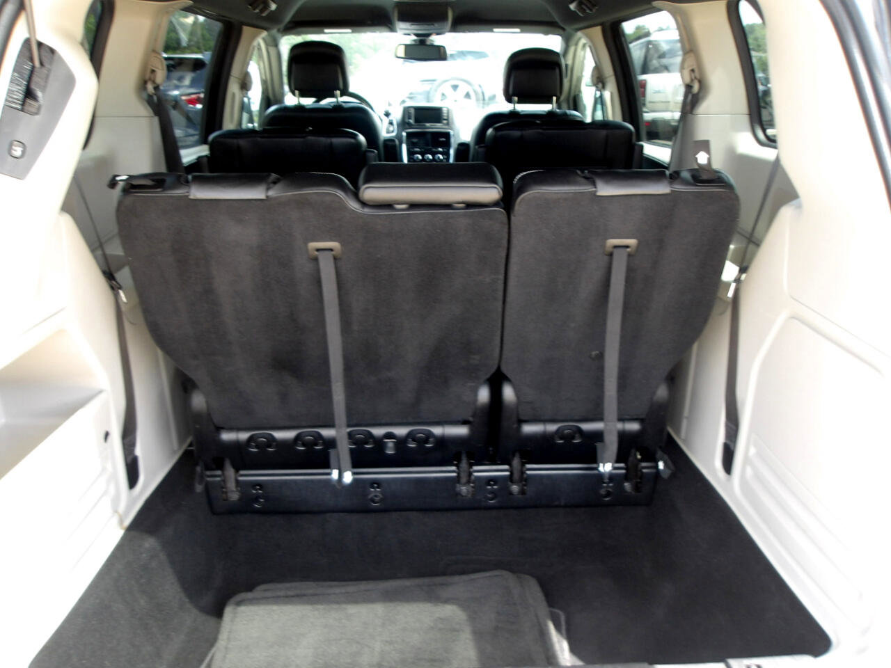 Used 2019 Dodge Grand Caravan SXT image 12