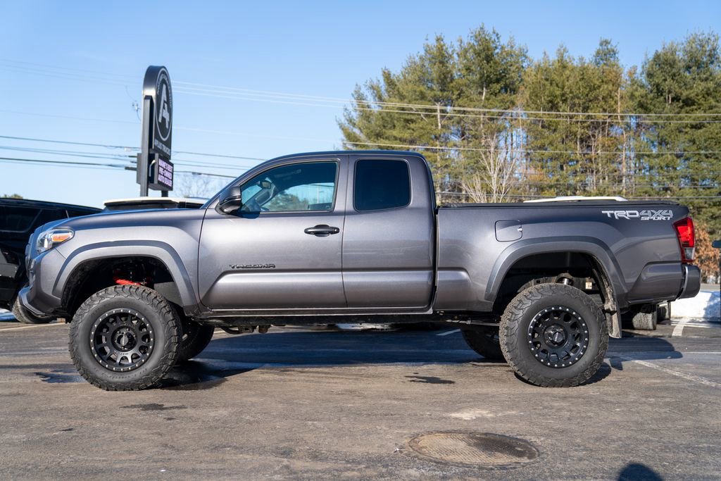 Used 2018 Toyota Tacoma TRD Sport w/ Technology Package image 3