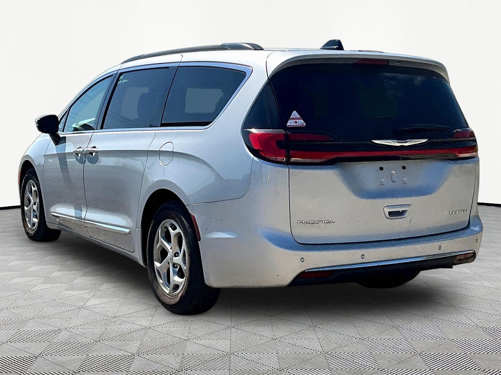 Used 2023 Chrysler Pacifica Limited FWD image 12