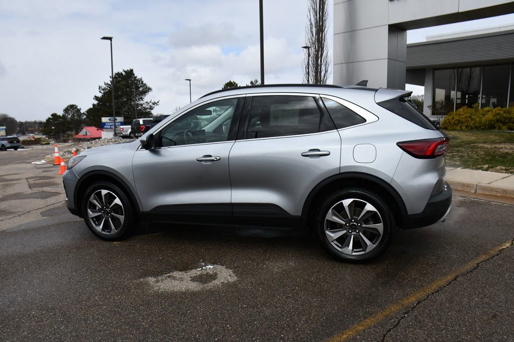 Used 2023 Ford Escape Platinum image 3