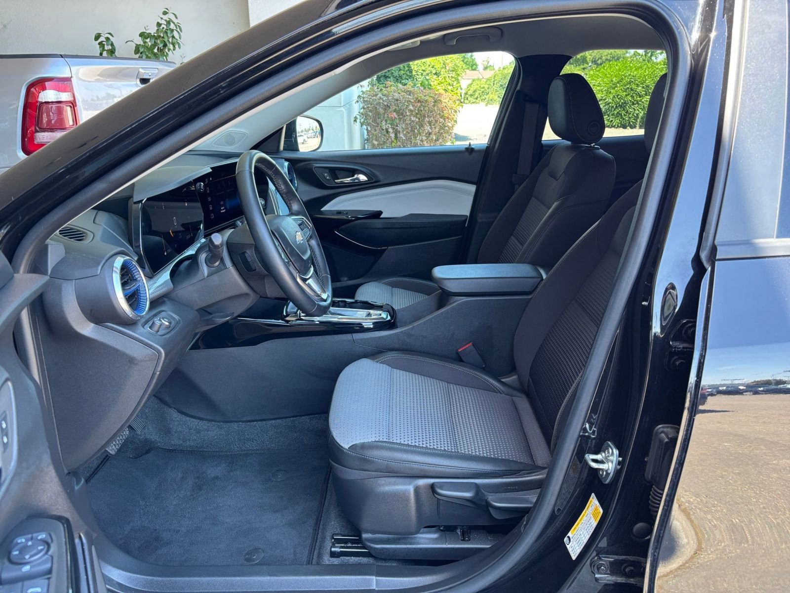 Used 2025 Chevrolet Trax LT w/ LT Convenience Package FWD image 27