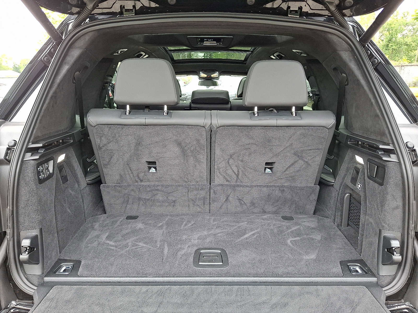 Used 2025 BMW X7 M60i w/ Executive Package image 30