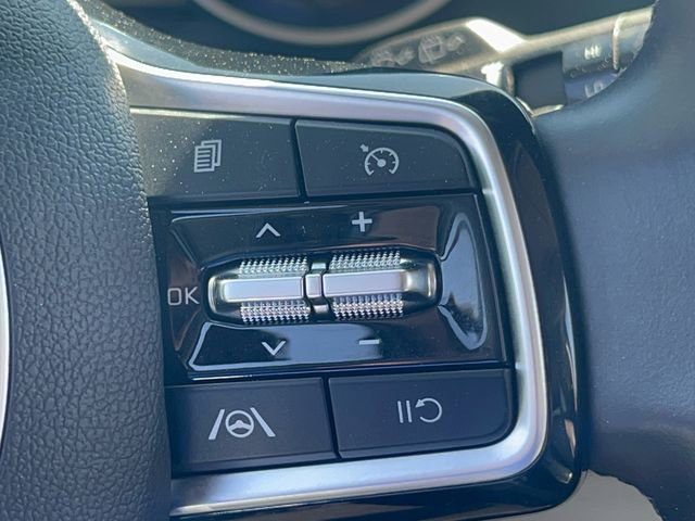 Used 2023 Kia Carnival LX FWD image 25