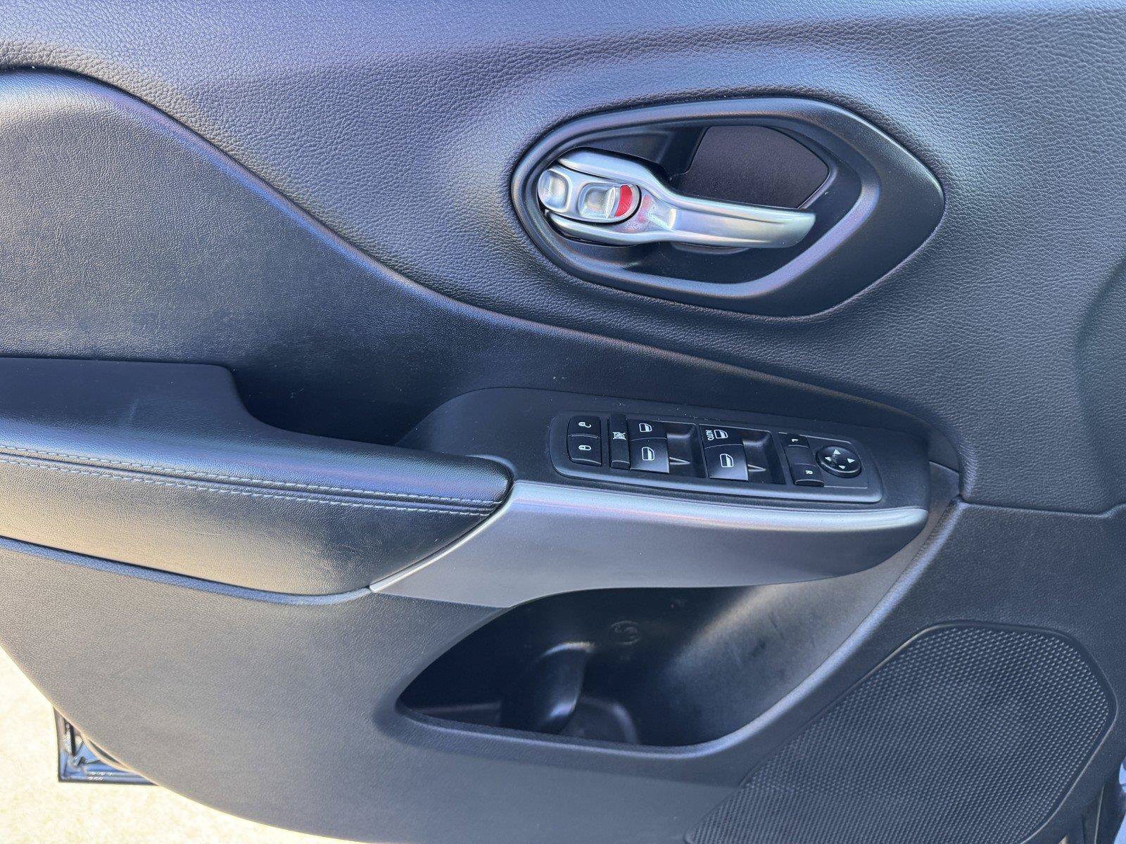 Used 2019 Jeep Cherokee Latitude w/ Popular Appearance Group FWD image 15
