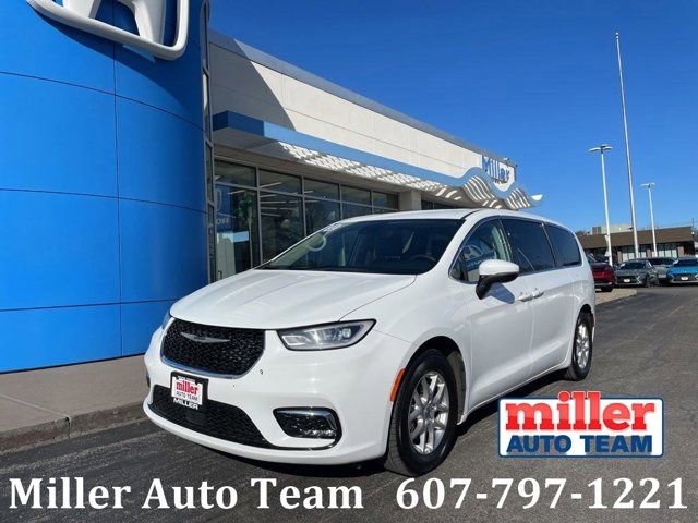 Used 2023 Chrysler Pacifica Touring-L image 1