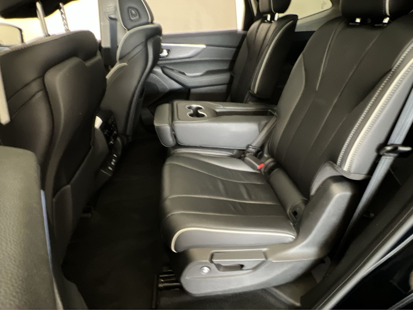 Used 2023 Acura MDX SH-AWD w/ Advance Package image 24