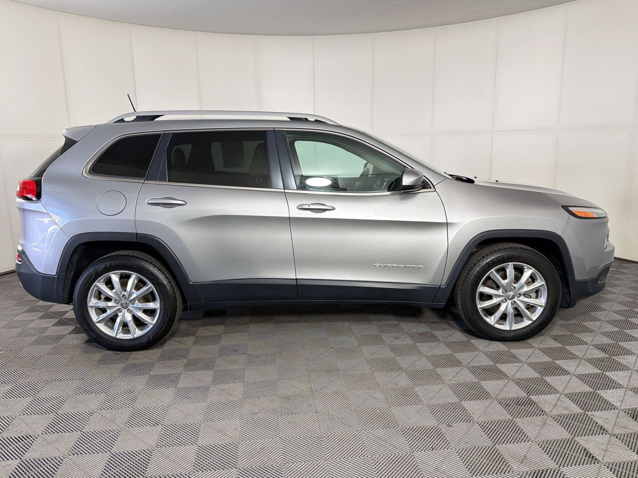 Used 2016 Jeep Cherokee Limited AWD/4WD image 8