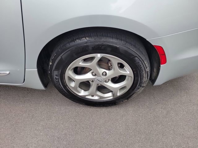 Used 2023 Chrysler Pacifica Limited FWD image 7
