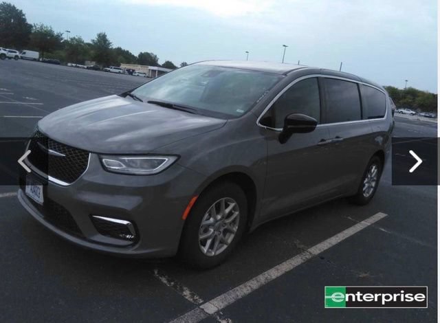 Used 2025 Chrysler Pacifica Select