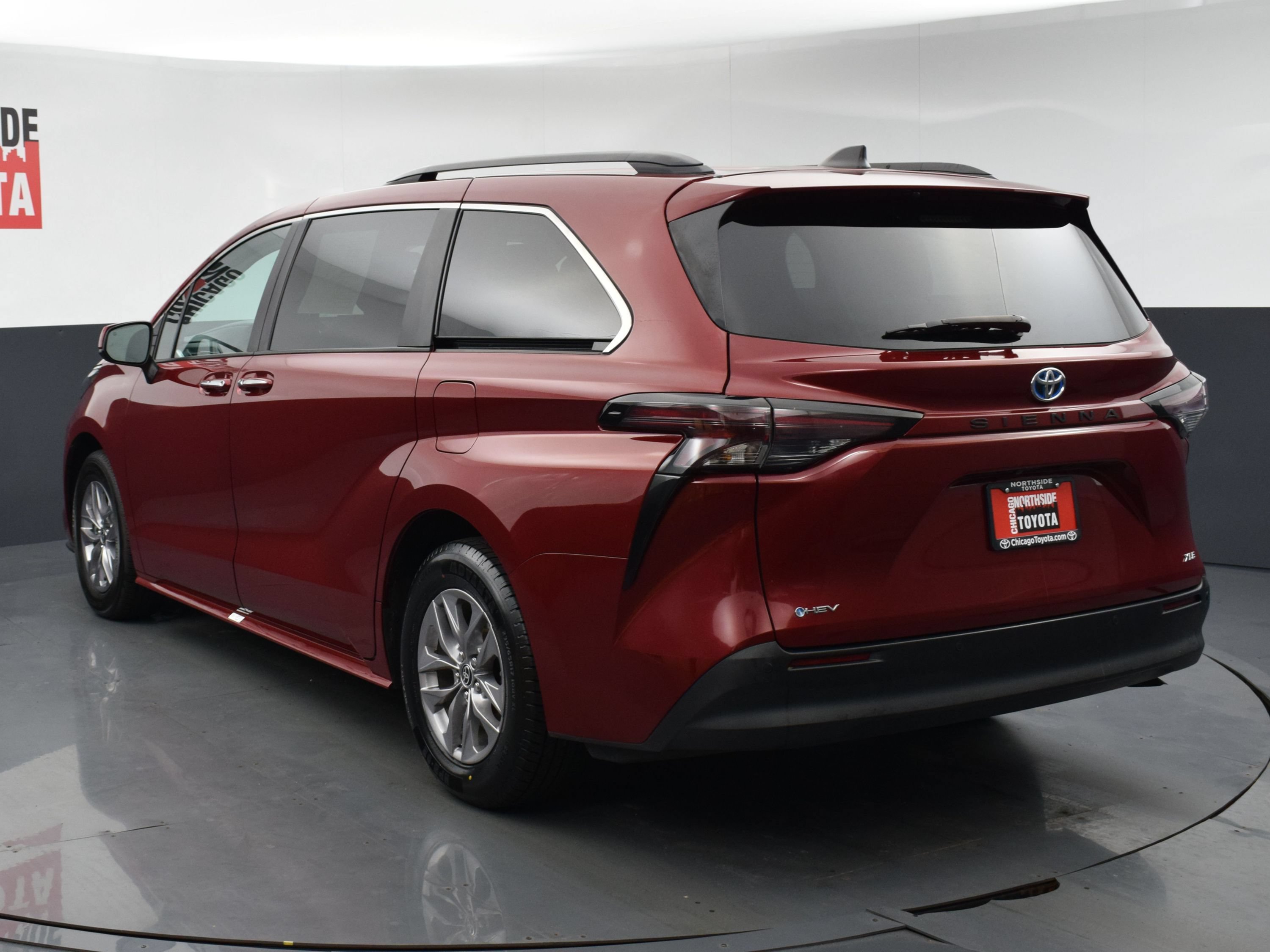 Used 2025 Toyota Sienna XLE FWD image 3