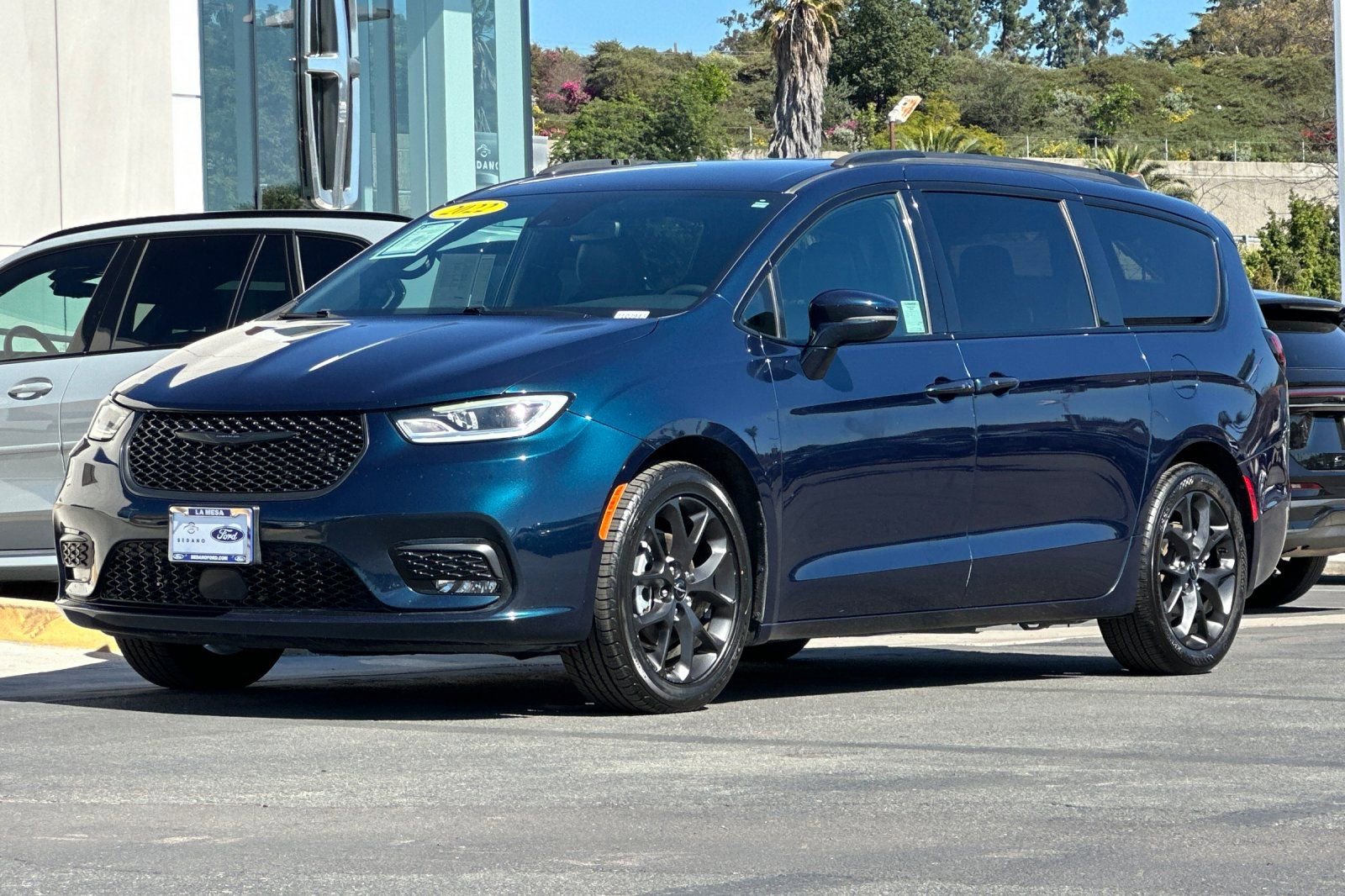 Used 2022 Chrysler Pacifica Touring-L w/ S Appearance Package image 7