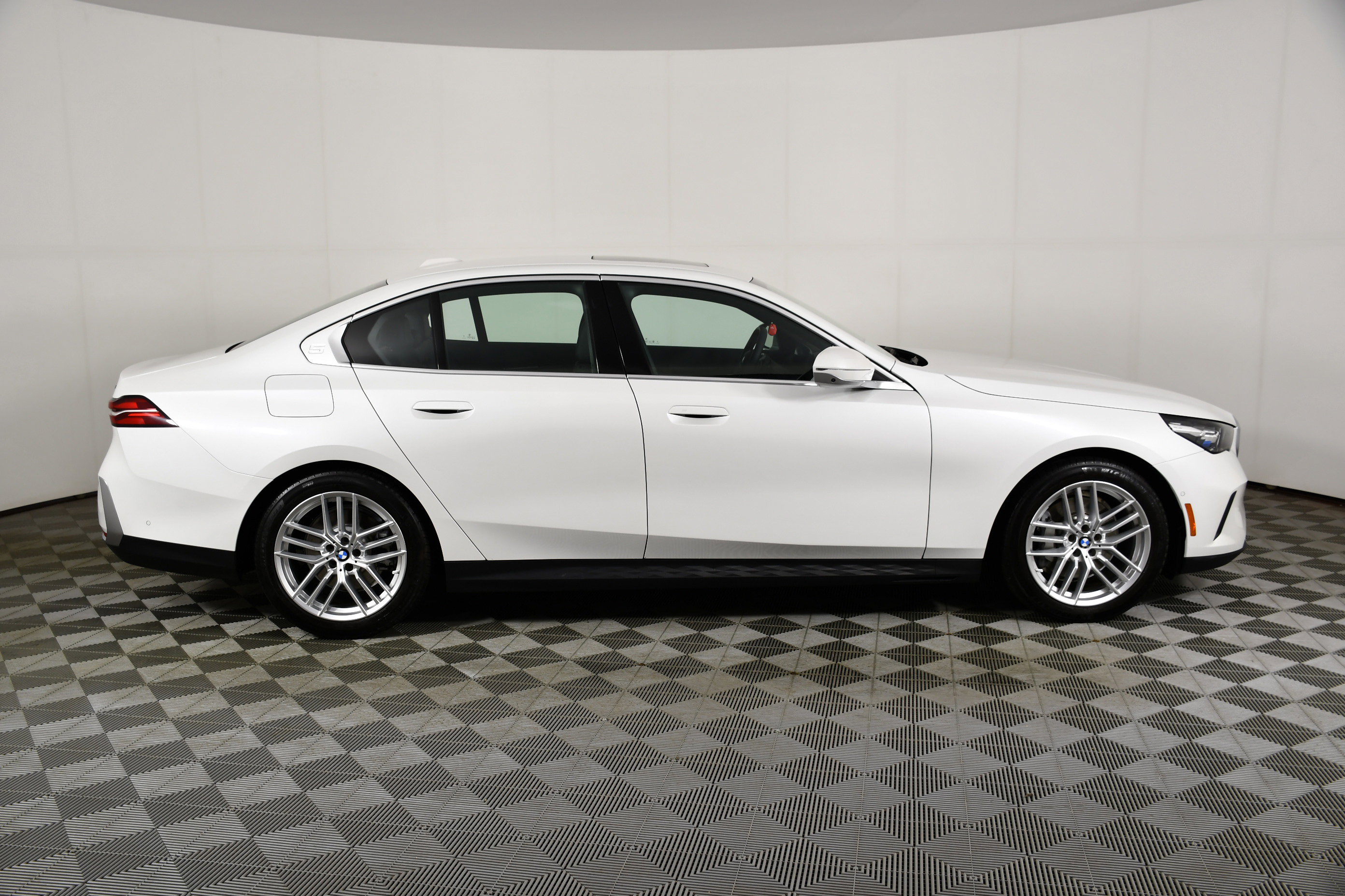 Used 2025 BMW 530i xDrive image 5