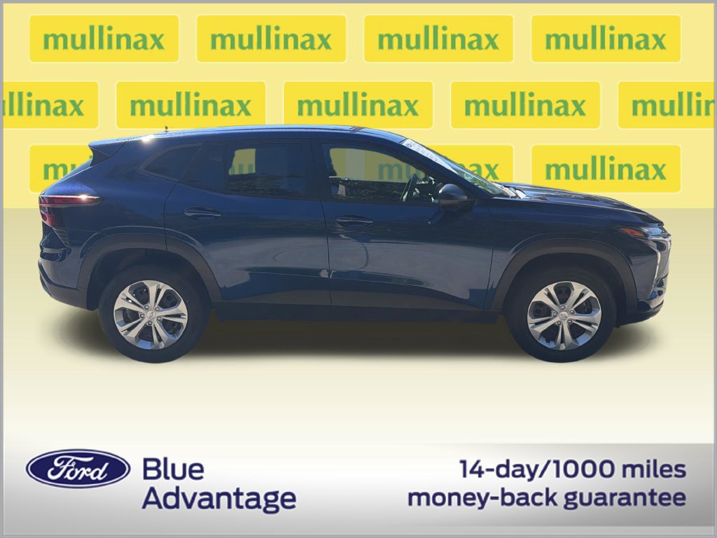 Used 2024 Chevrolet Trax LS FWD image 2