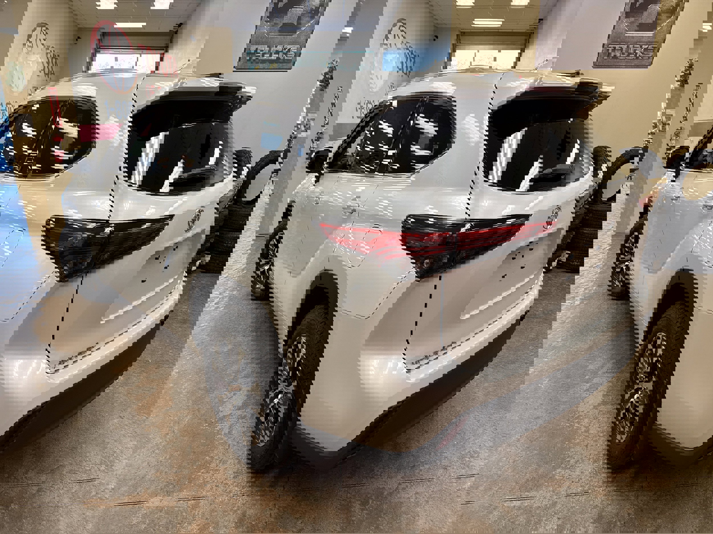 Used 2022 Toyota Highlander XLE image 8