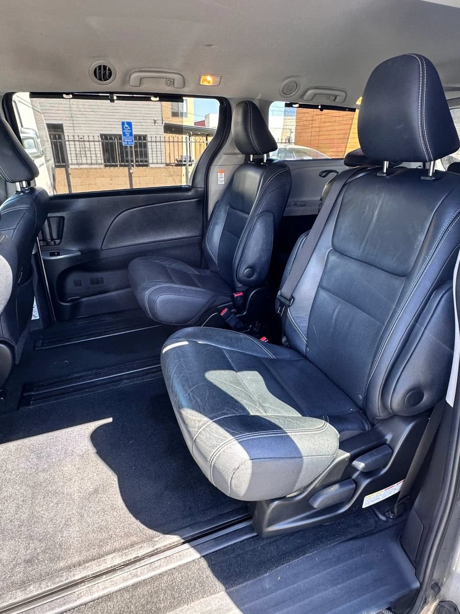 Used 2016 Toyota Sienna SE FWD image 13