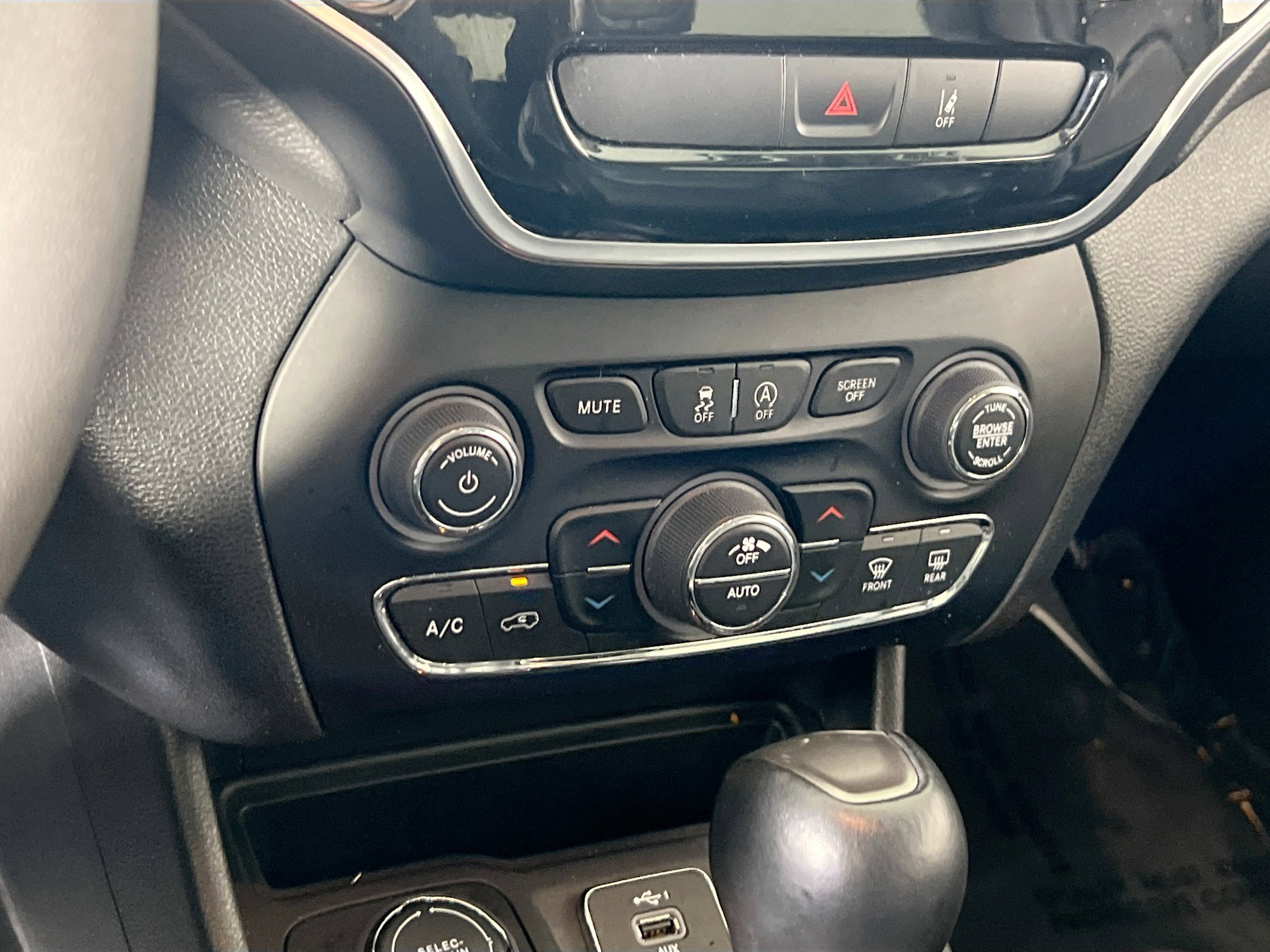 Used 2022 Jeep Cherokee Limited AWD/4WD image 15